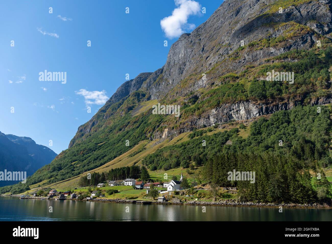 Kleine Stadt Bakka am Ufer des Nærøyfjord in Norwegen, Europa Stockfoto