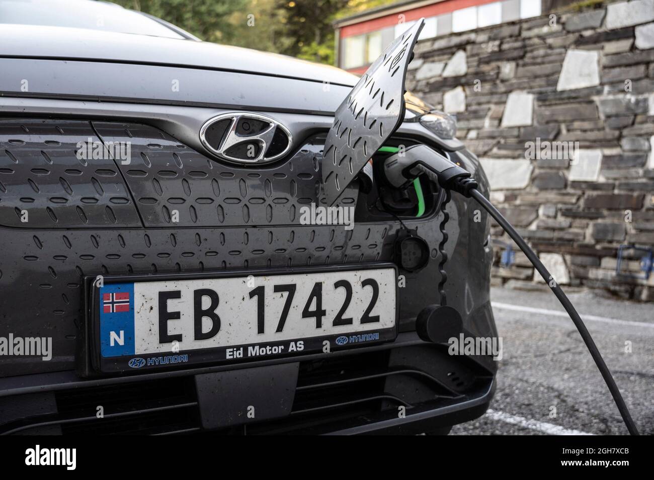 Hyundai Kona EV mit norwegischem Nummernschild zum Aufladen Stockfoto