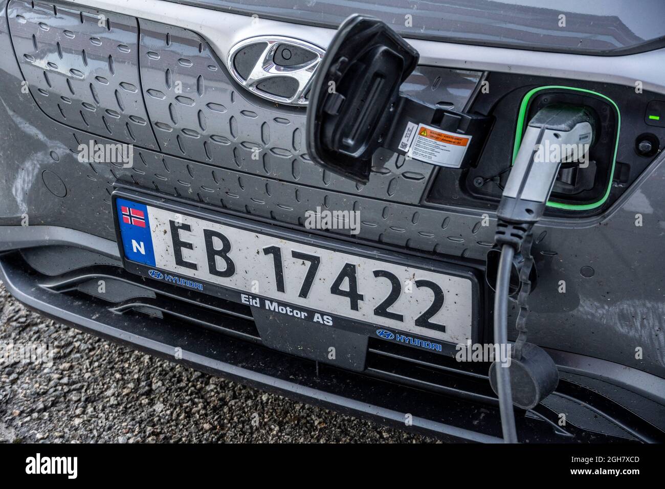 Hyundai Kona EV mit norwegischem Nummernschild zum Aufladen Stockfoto