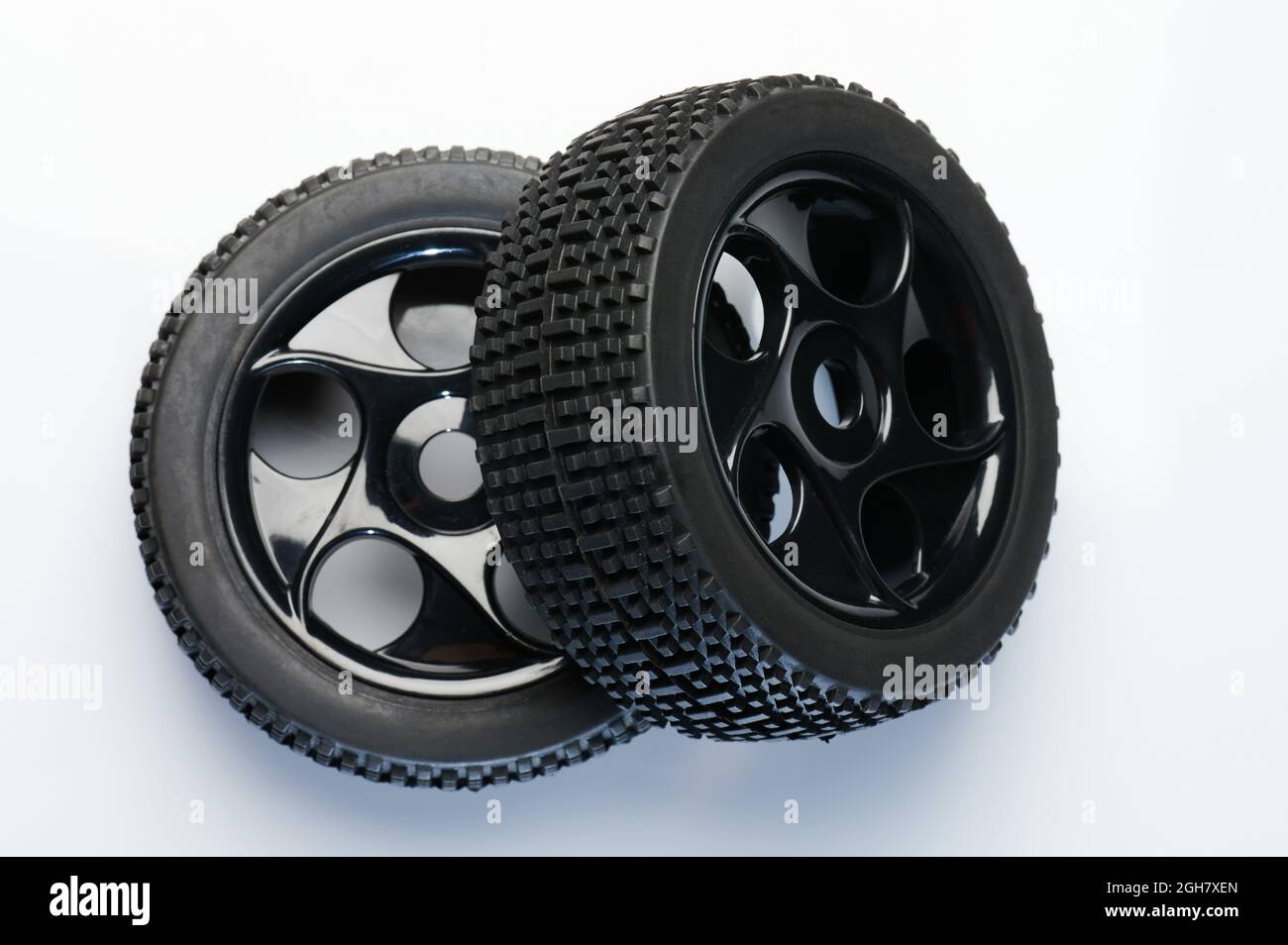 Offroad-Reifen mit schwarzer Kunststofffelge isoliert auf Studio-Hintergrund Stockfoto