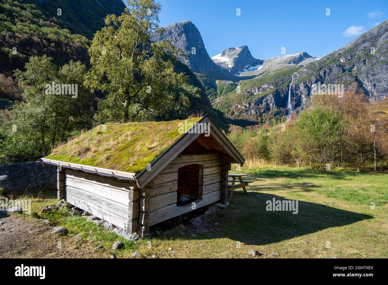Kleine Holzhütte mit Rasenrasendach in der Nähe des Briskdal Gletschers im Jostedal Gletscher Nationalpark, Norwegen, Europa Stockfoto