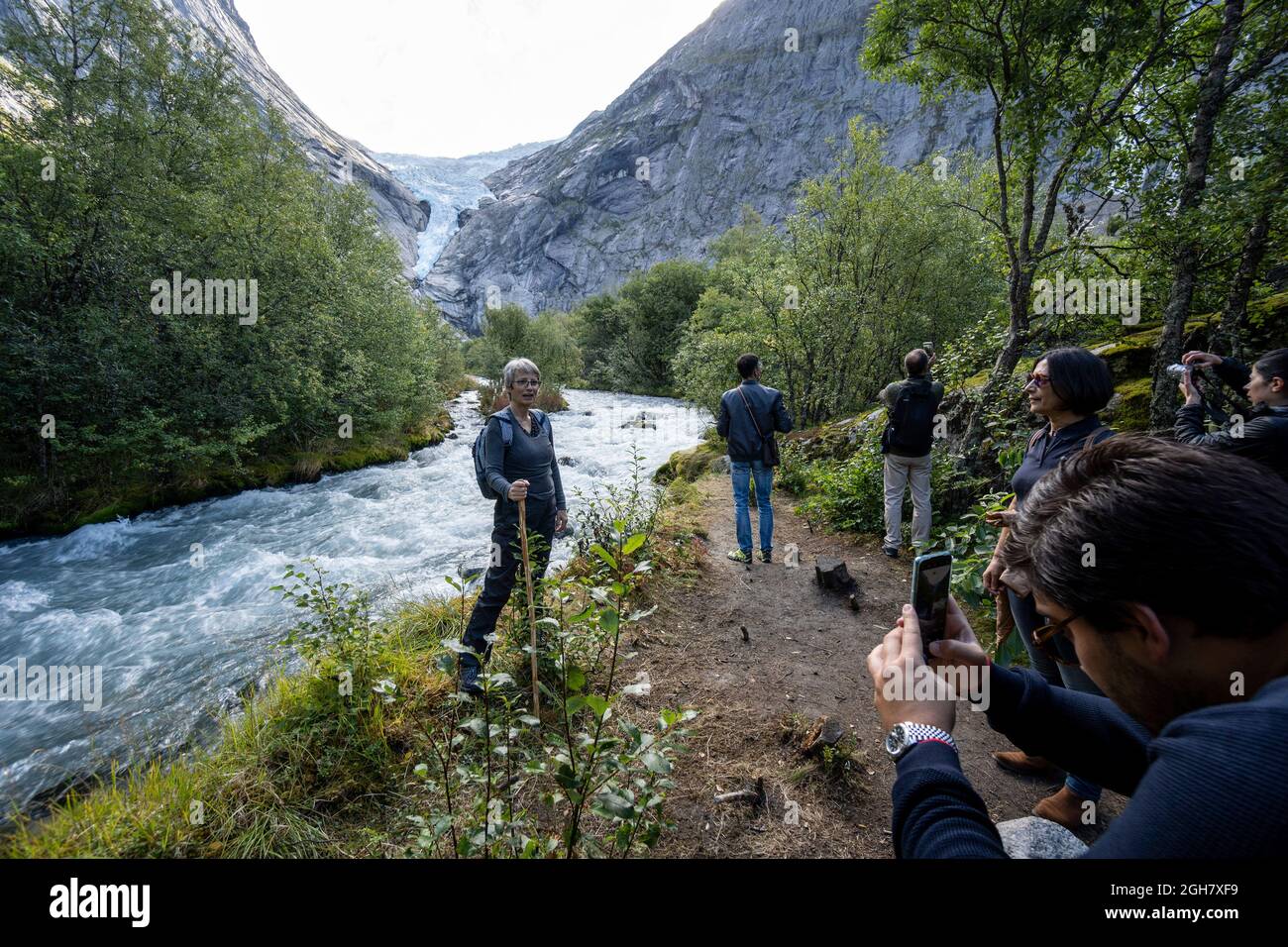 Touristen fotografieren vor dem Briskdal Gletscher im Jostedal Gletscher Nationalpark, Norwegen, Europa Stockfoto
