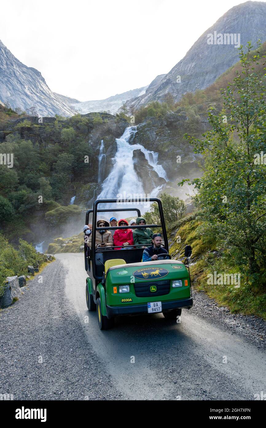 Touristen, die mit einem Trollcar am Briskdal Gletscher, Jostedal Gletscher Nationalpark, Norwegen, Europa fahren Stockfoto