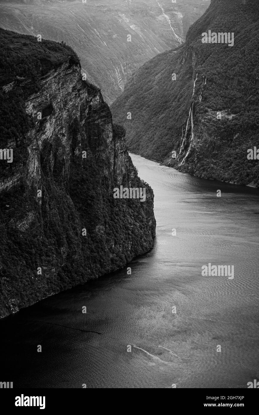 Schwarz-Weiß-Foto des Geiranger Fjords in Norwegen, Skandinavien, Norwegen, Europa Stockfoto