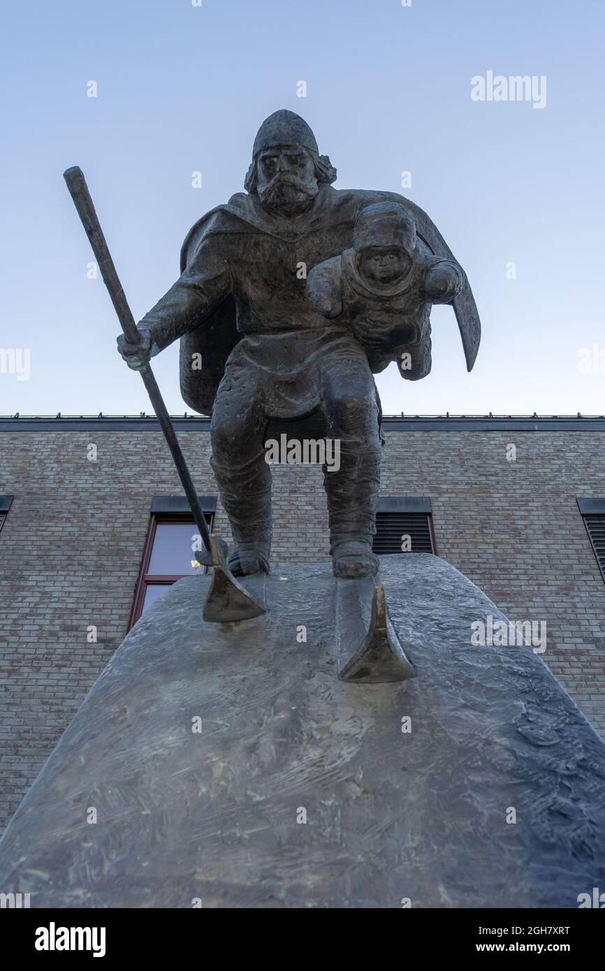 Bronzeskulptur eines Skifahrerkindes - ein Birkebeiner-Krieger, der laut Legende den bedrohten Prinzen rettet - in Lillehammer, Norwegen, Europa Stockfoto