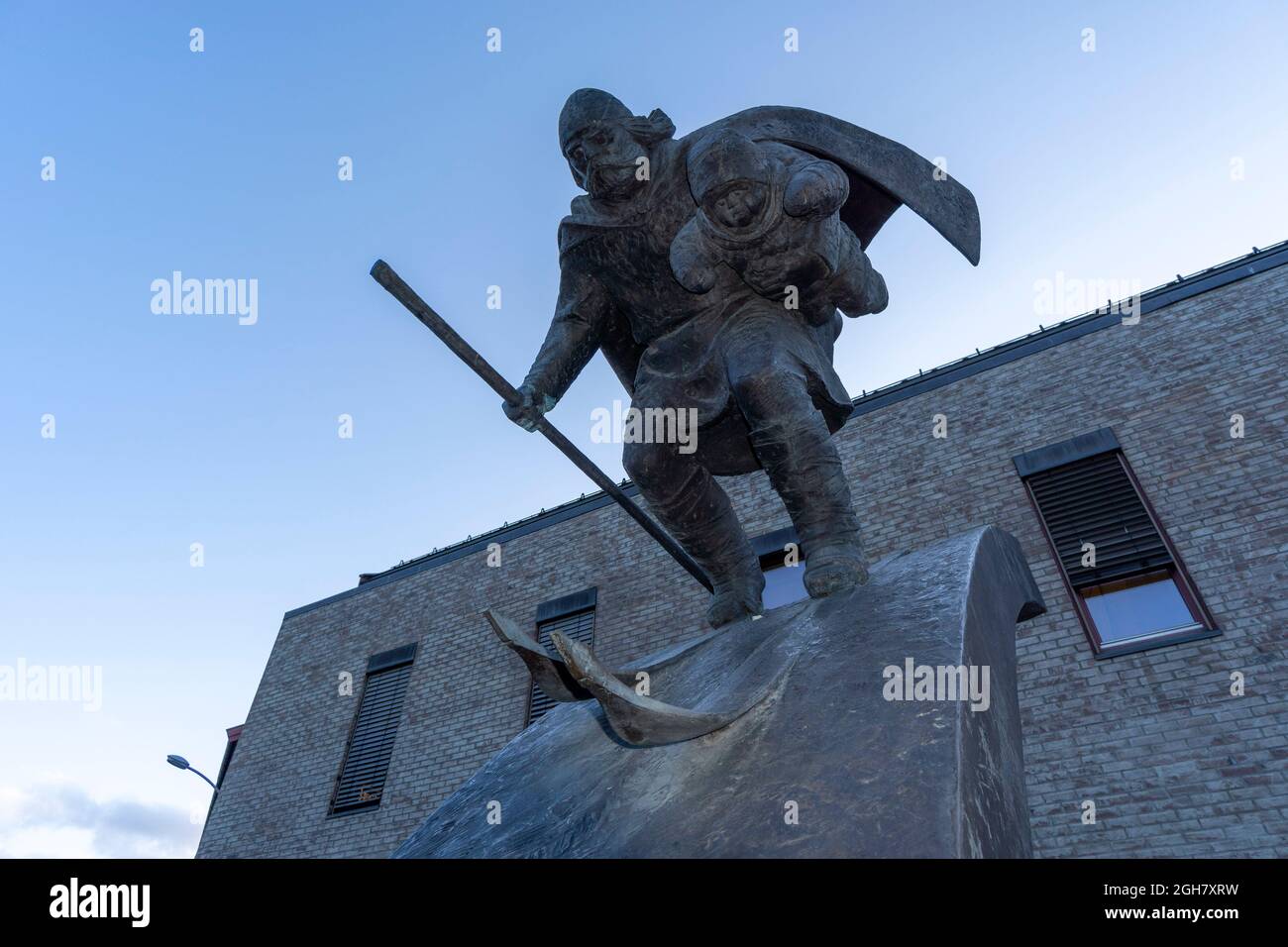 Bronzeskulptur eines Skifahrerkindes - ein Birkebeiner-Krieger, der laut Legende den bedrohten Prinzen rettet - in Lillehammer, Norwegen, Europa Stockfoto