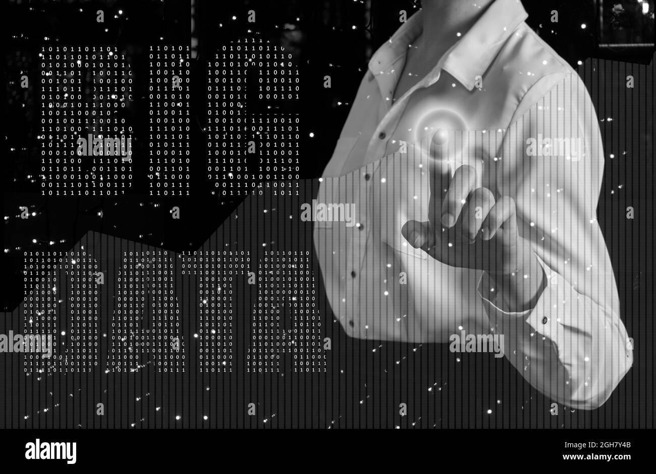 Geschäftsfrau Hand zeigt auf Infografik und Beschriftung Big Data. Big-Data-Analyse und Business-Intelligence-Konzept. Technologie, Innovation und BI Stockfoto