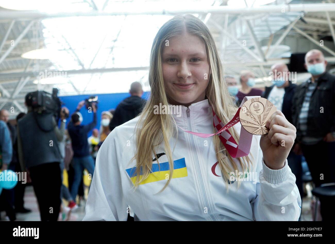 KYIV, UKRAINE - 5. SEPTEMBER 2021 - Bronzemedaillengewinnerin im Schwimmen (50 m Freistil der Frauen - S6) Anna Hontar zeigt ihre Trophäe während des We Stockfoto