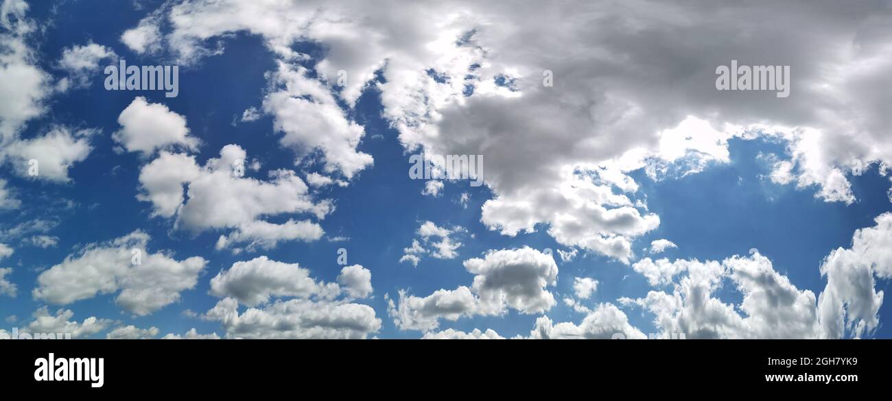 Der nahtlose, wolkige, sommerblaue Himmel. Panoramablick auf den Himmel mit schönen Wolken Stockfoto