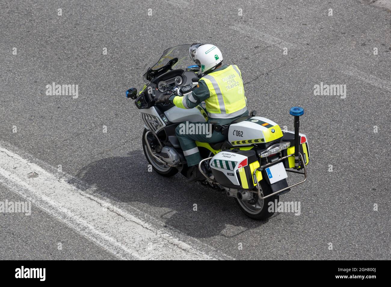Galicia, Spanien; 6. September 2021: Guardia Civil Motorradfahrer auf der Straße. Verkehrsüberwachung Stockfoto