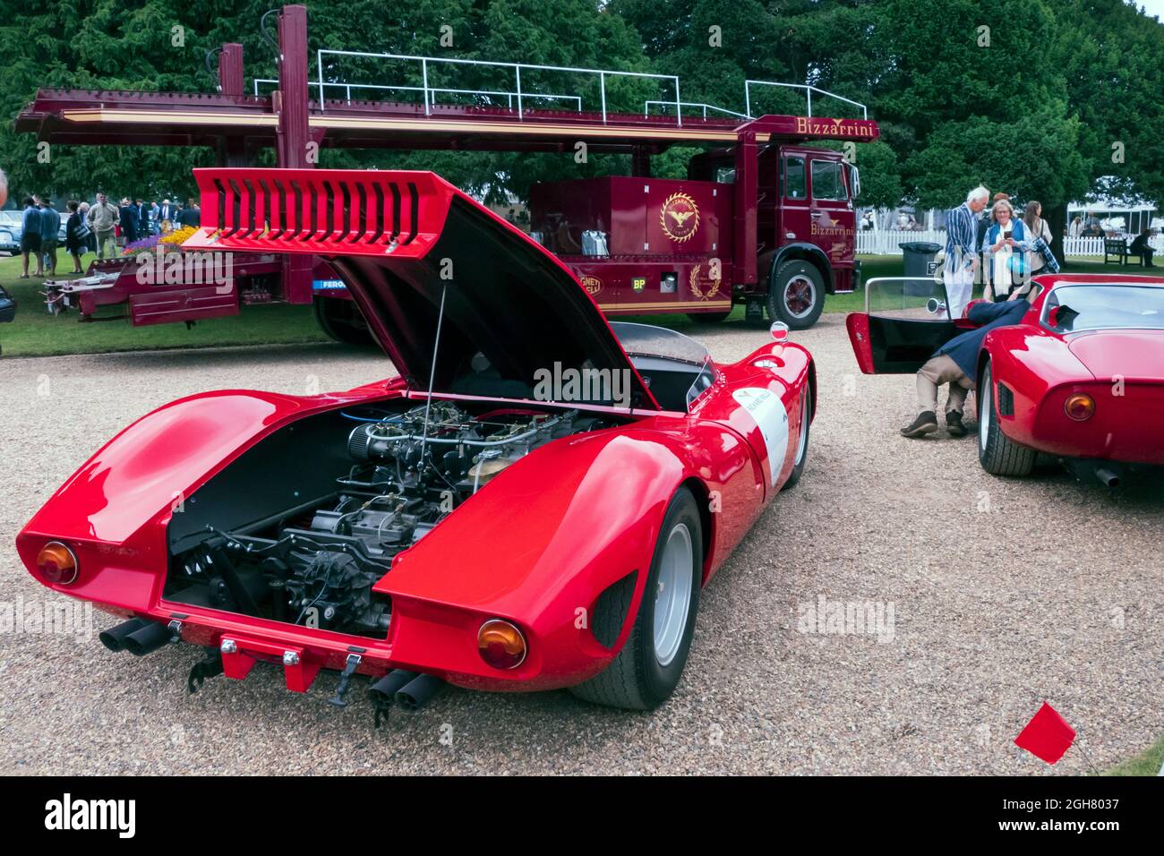 Bizzarrini-Autos werden im Hampton Court Concours D' Elegance 2021 ausgestellt Stockfoto