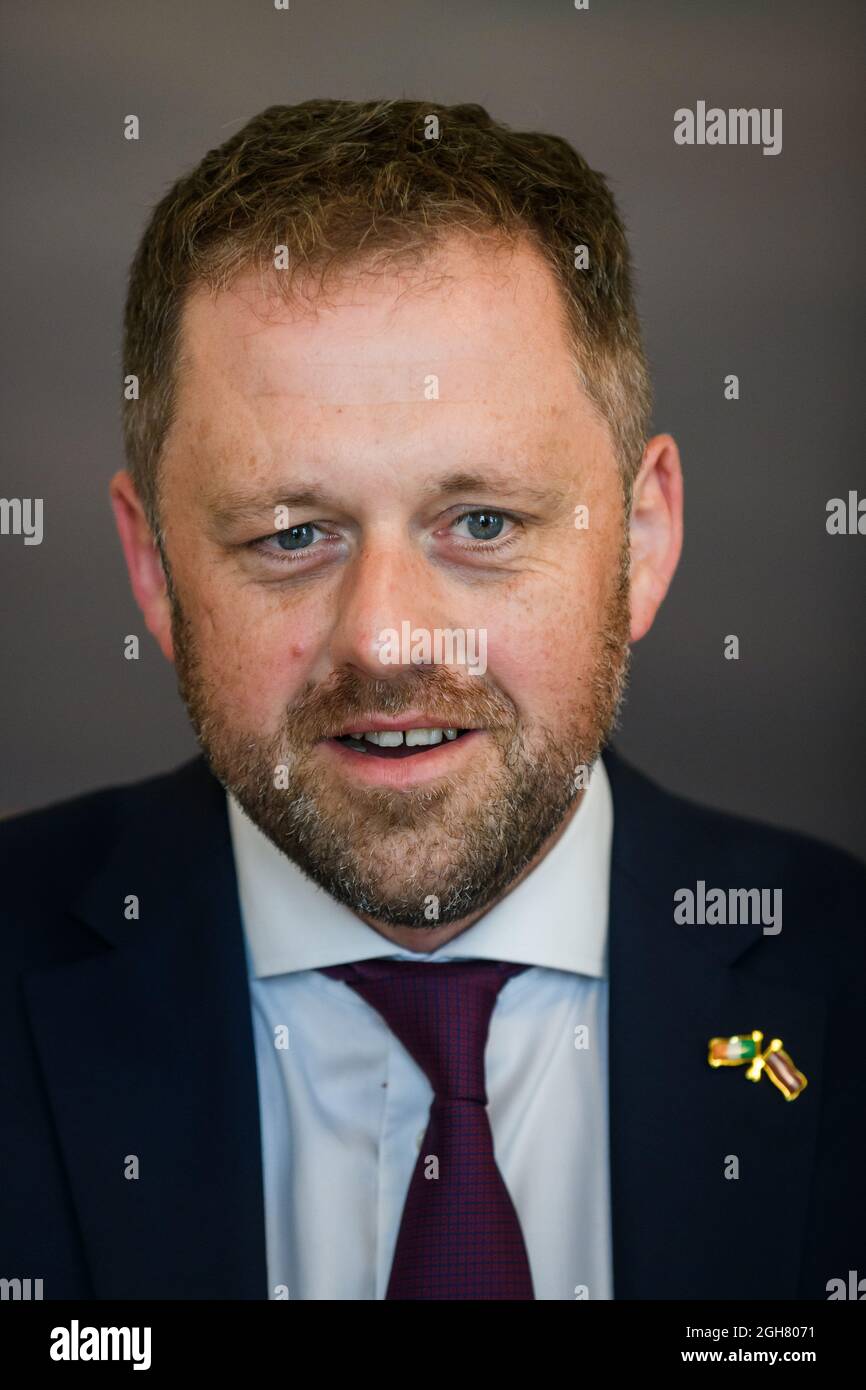 RIGA, LETTLAND. September 2021. Edgars Rinkevics, Außenminister Lettlands, trifft Thomas Byrne (Foto) Staatsminister für europäische Angelegenheiten Irlands, Quelle: Gints Ivuskans/Alamy Live News Stockfoto