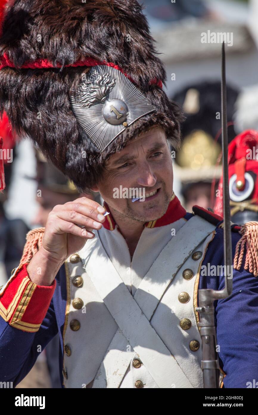 La Miaou Festival in Combloux : verschiedene Schritte zum Laden eines Gewehr : Zerreißen Papierkartusche Stockfoto