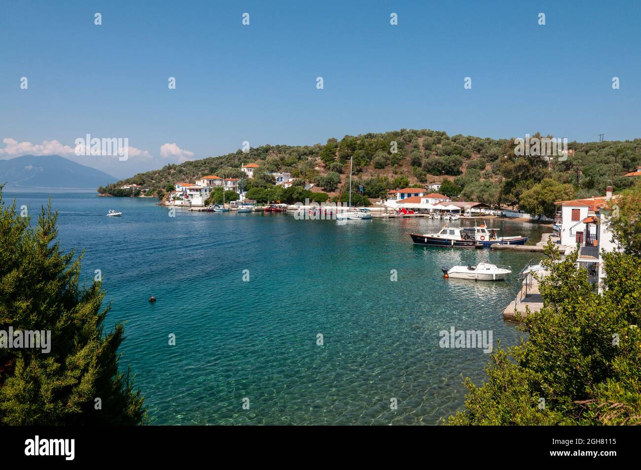 Der kleine Hafen von Paleo Trkeri auf der Insel Palio Trikeri an der Südküste der Halbinsel Pelion, Griechenland Stockfoto