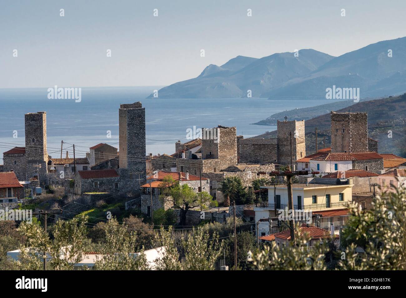 Blick auf die Türme von Flomochori im östlichen Mani, Lakonia, Peloponnes, Südgriechenland Stockfoto