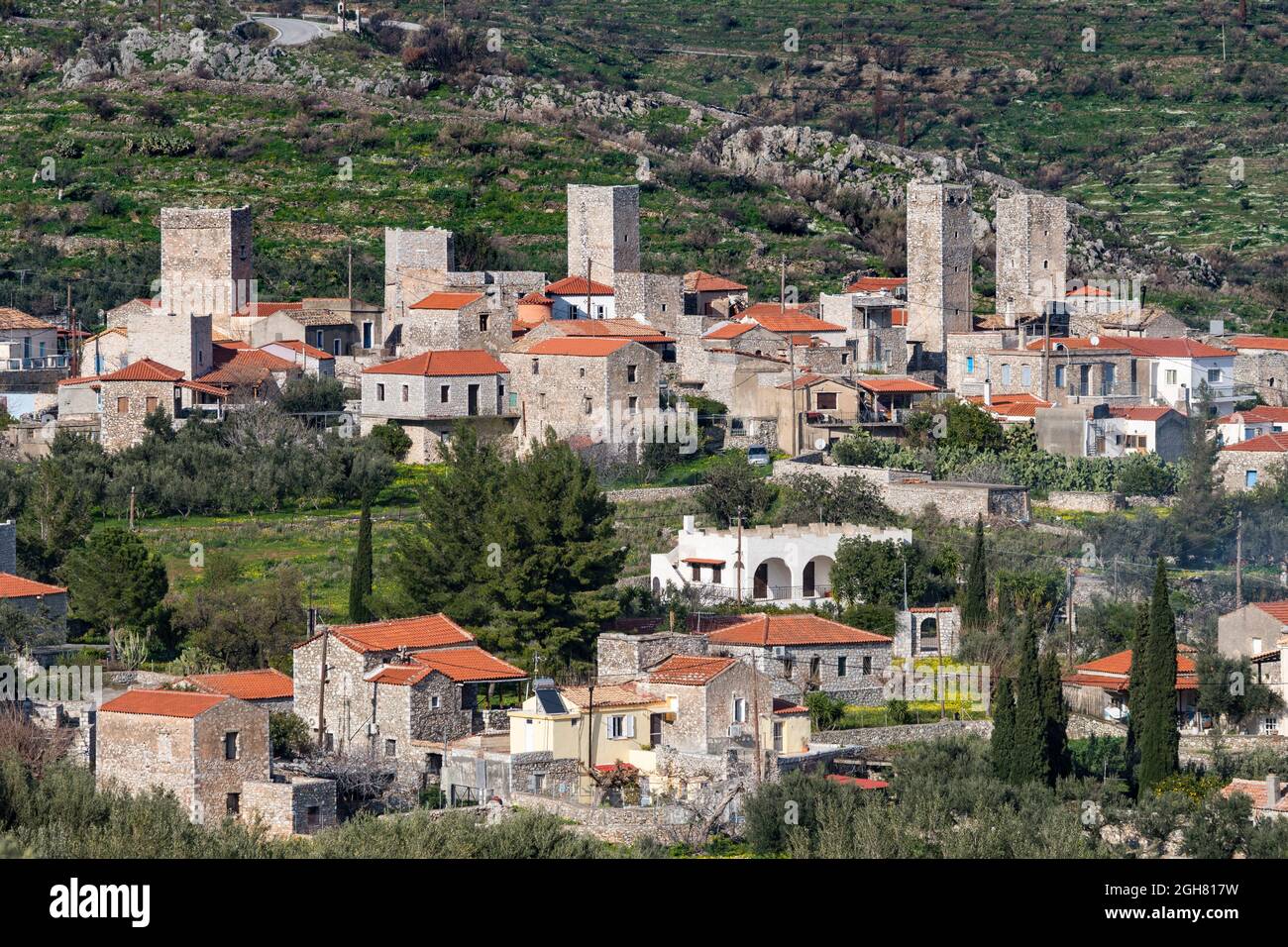 Blick auf die Türme von Flomochori im östlichen Mani, Lakonia, Peloponnes, Südgriechenland Stockfoto