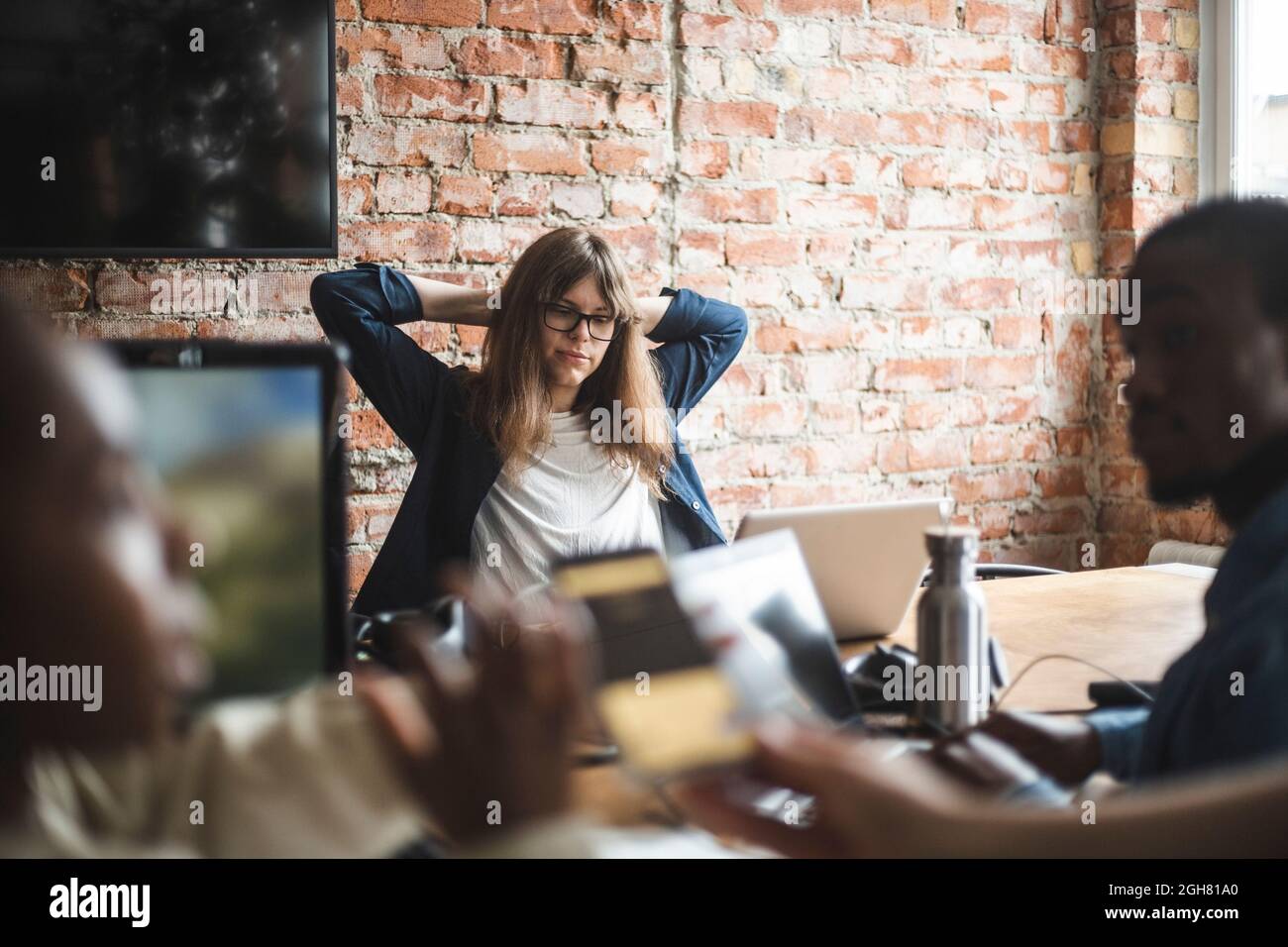 Weibliche und männliche Hacker arbeiten bei einem Startup-Unternehmen Stockfoto