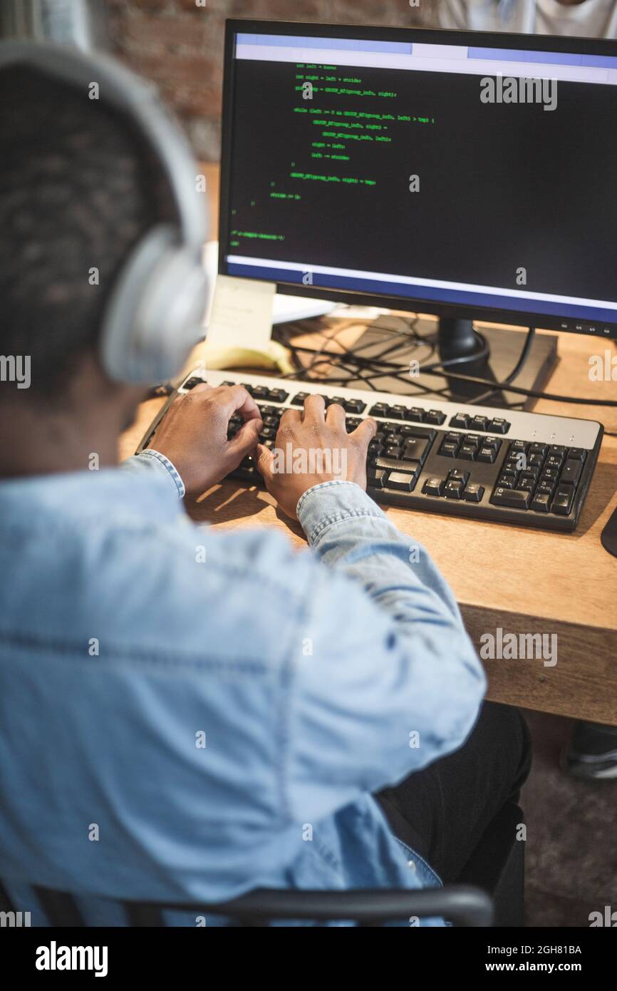 Männliche Programmierer Codierung über Computer bei Startup-Unternehmen Stockfoto