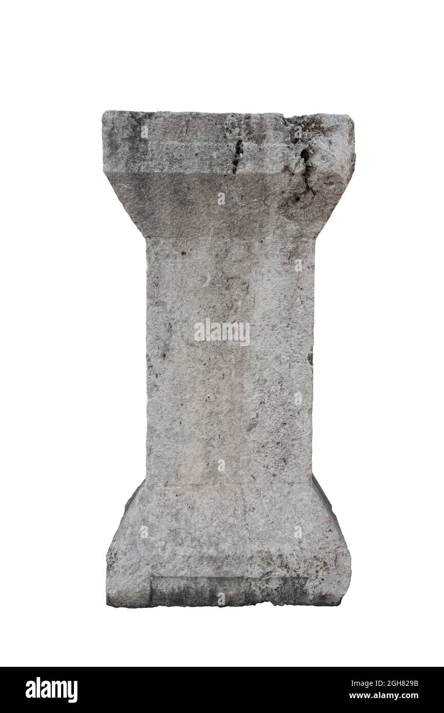 Vorderansicht Nahaufnahme der großen antiken klassischen Steinsäule isoliert auf weißem Hintergrund Stockfoto