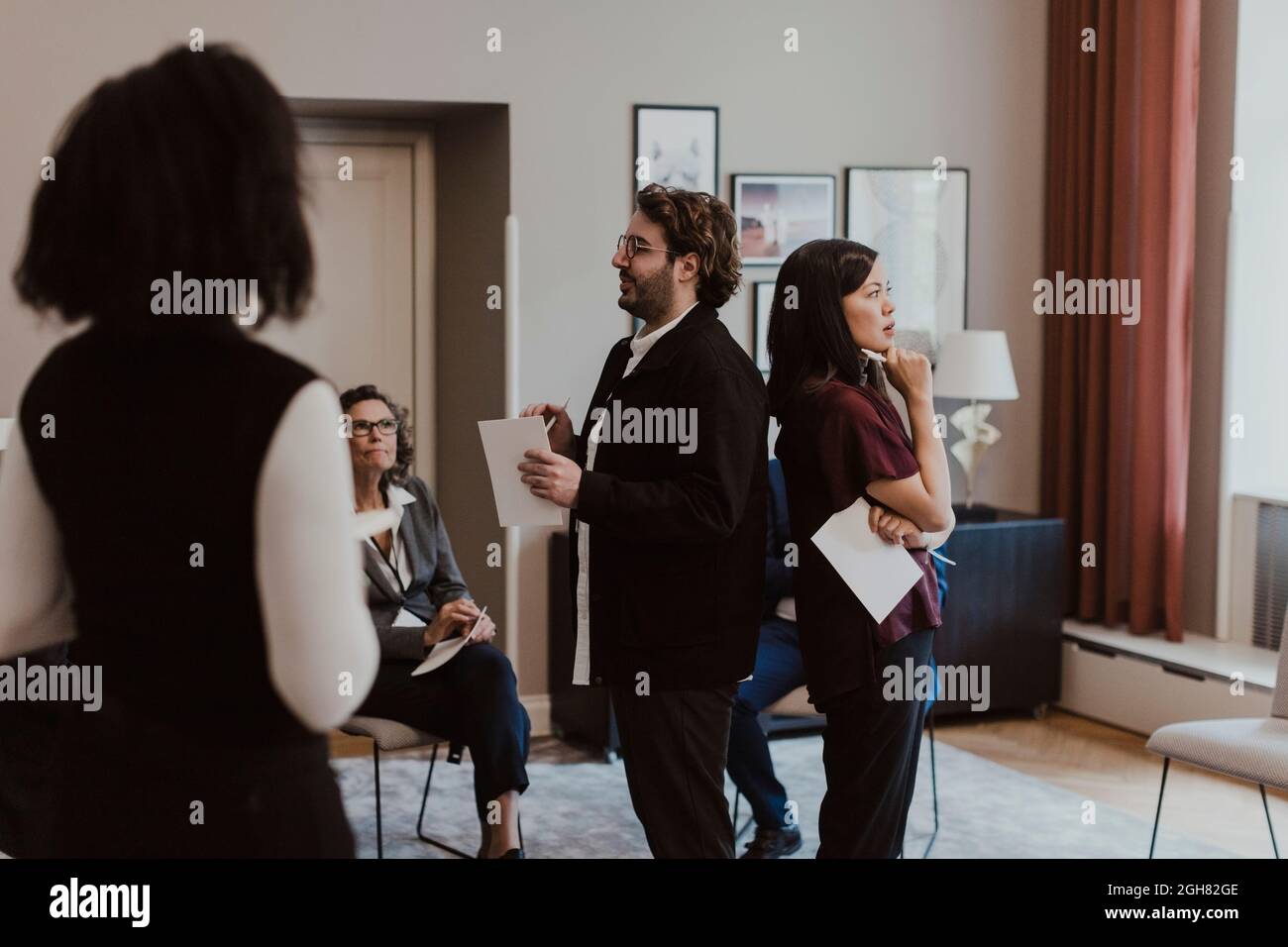 Mitarbeiter aus der Geschäftswelt halten Brainstorming während eines Meetings in der Geschäftsstelle ab Stockfoto