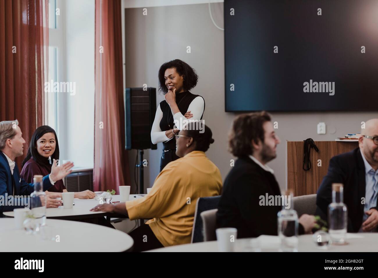 Geschäftsleute diskutieren während der Besprechung im Büro des Unternehmens Stockfoto