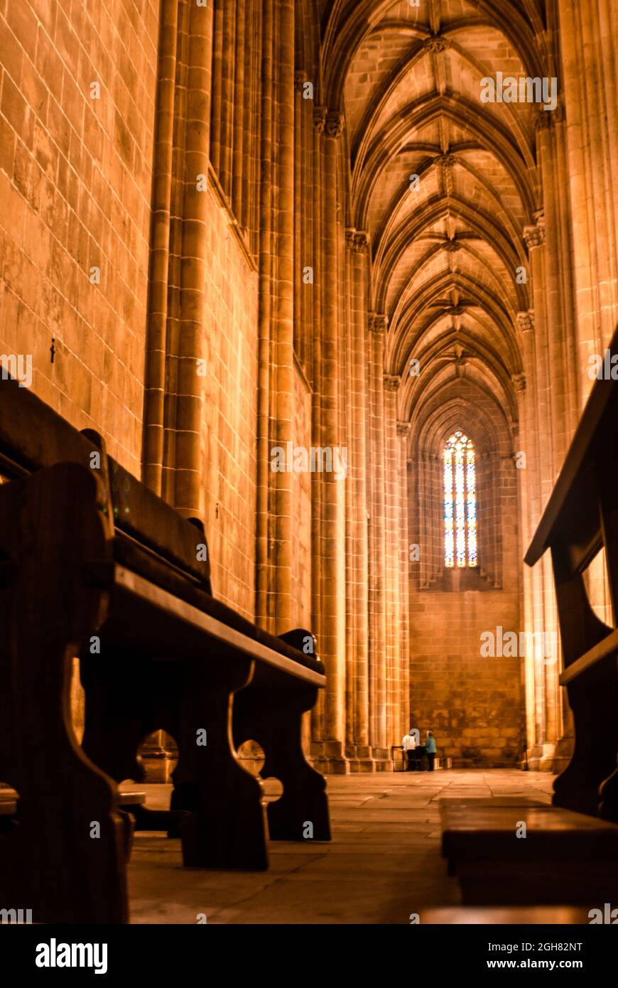 Im Inneren des Klosters von Batalha, alte Kirchenbänke und geschnitzte Decke des Heiligtums - Batalha, Portugal, Vertikal, selektiver Fokus Stockfoto