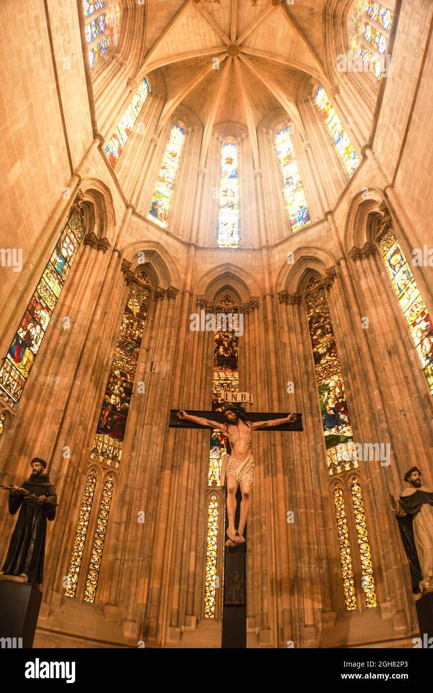 Schöne Decke der alten gotischen Kirche mit Buntglasfenstern und geometrischem Muster - Kloster von Batalha, Portugal, selektiver Fokus Stockfoto