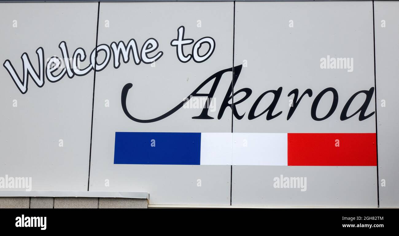 Willkommen in Akaroa Eine Stadt in Neuseeland Zeichen mit der französischen Flagge, Akaroa Eine Stadt, die vom französischen Volk besiedelt wurde Französische Kultur ist sehr offensichtlich Stockfoto