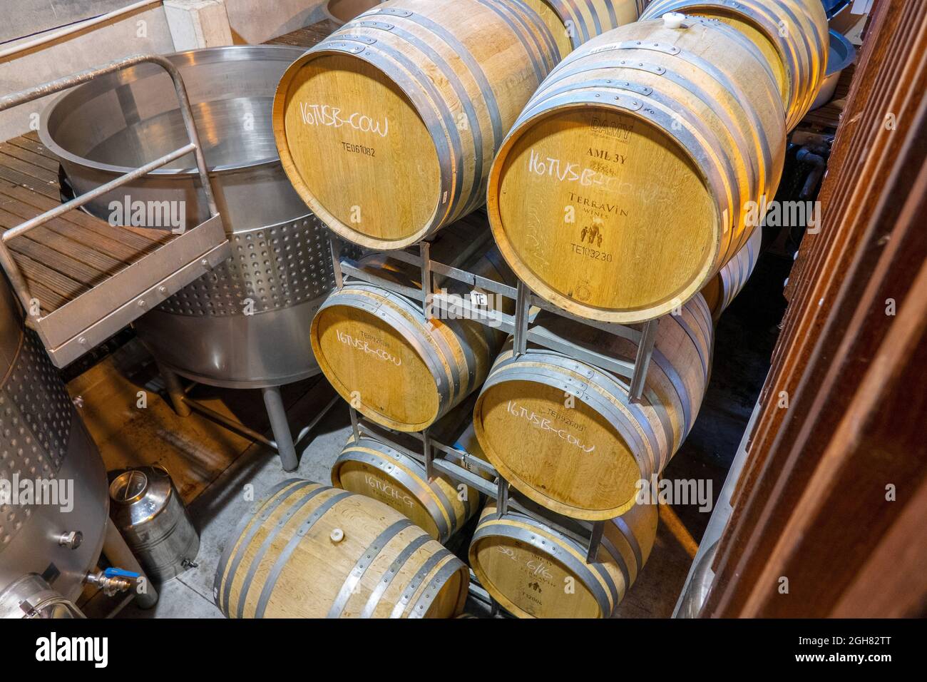 In der Highfield TerraVins Winery gestapelte Weinfässer vom French Barrel Maker Damy Marlborough County New Zealand Stockfoto