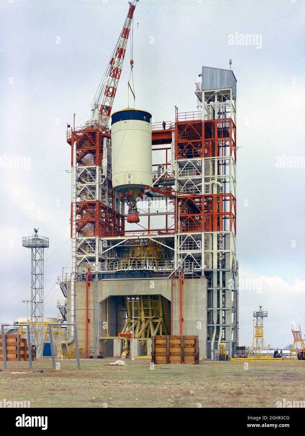 Dieses Bild zeigt die dritte Stufe des Saturn V S-IVB für die Apollo 10-Mission, die nach dem Abnahmetest in der Sacto-Anlage (SACTO) der Douglas Aircraft Company aus dem Beta-Teststand 1 entfernt wurde. Nachdem die S-II (zweite) Stufe abgefallen war, wurde die S-IVB (dritte) Stufe gezündet und etwa zwei Minuten lang verbrannt, um sich und die Apollo-Sonde in die gewünschte Erdumlaufbahn zu bringen. Zur richtigen Zeit während dieser Parklaufbahn wurde die S-IVB-Stufe erneut entzündet, um die Apollo-Sonde zu beschleunigen, um der Geschwindigkeit zu entgehen, der sie und die Astronauten in eine Mondbahn injiziert wurden. De Stockfoto