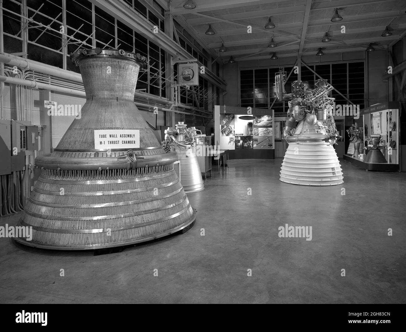 Eine Reihe von Raketenmotoren, die im Propulsion Systems Laboratory für die Inspektion 1966 im Lewis Research Center (National Aeronautics and Space Administration, NASA) ausgestellt wurden. Die Ingenieure von Lewis hatten in den 1960er Jahren an chemischen, nuklearen und soliden Raketenmotoren gearbeitet. Von links nach rechts sind die Motoren zu sehen: Zwei Modelle des Aerojet M-1, ein Rocketdyne J-2, ein Pratt und Whitney RL-10 sowie ein drosselbarer Rocketdyne-Motor. Ebenfalls zu sehen sind mehrere Auswurfplatten und Düsen Stockfoto