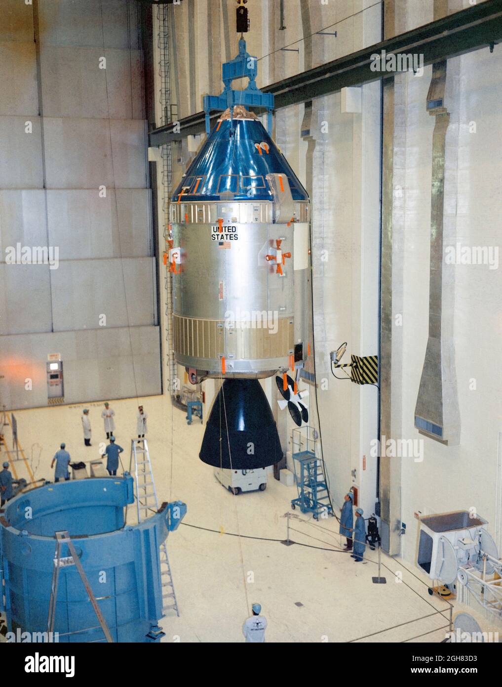 (31. Januar 1969) --- Innenansicht des bemannten Raumschiffsbetriebsgebäudes des Kennedy Space Centers, in dem die Apollo-Raumsonde 106/Command/Service Module auf den integrierten Arbeitsstand Nummer 1 für die Paarung mit dem Lunar Module Adapter (SLA) 13 bewegt wird. Die Raumsonde 106 wird auf der Weltraummission Apollo 10 (Lunar Module 4/Saturn 505) geflogen Stockfoto