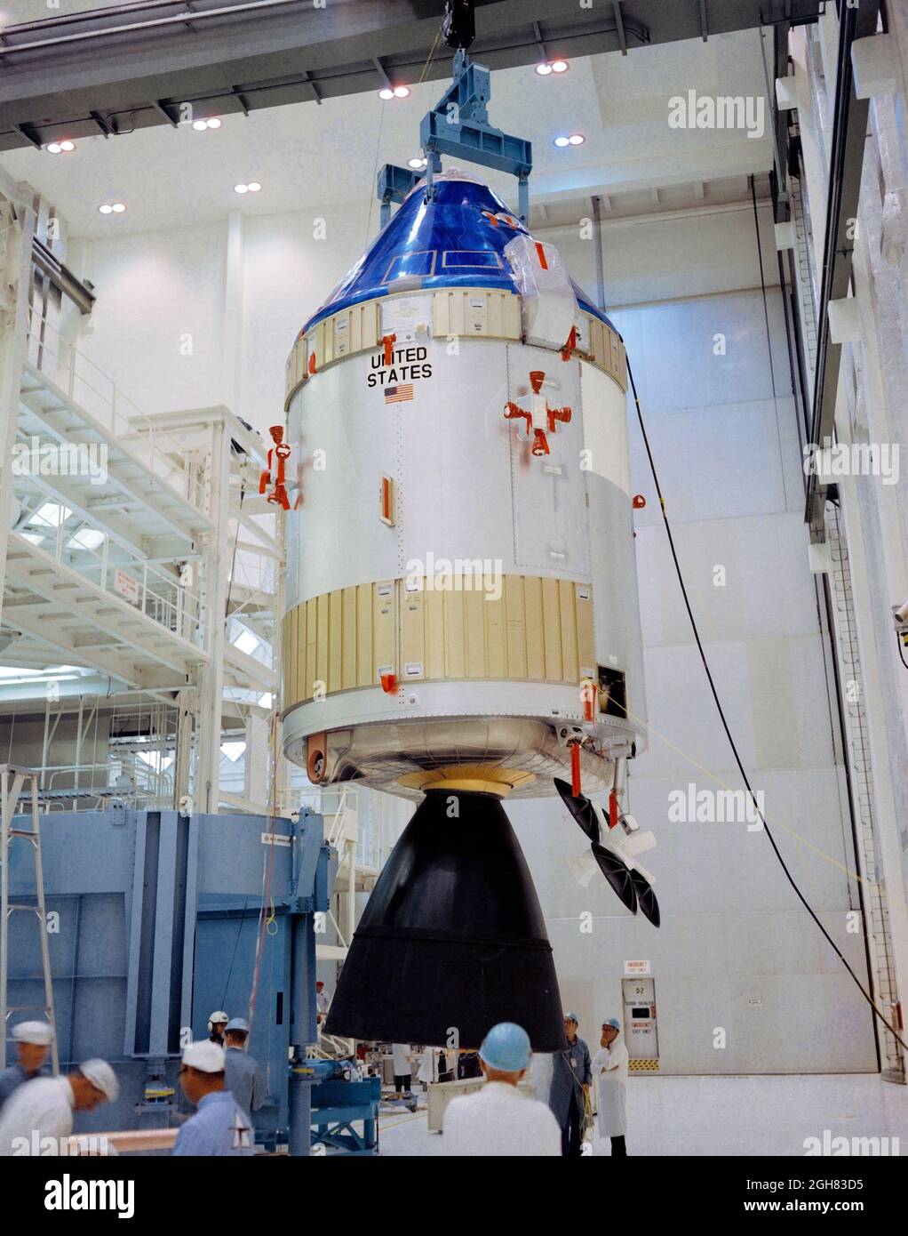 (1969) --- Innenansicht des bemannten Raumschiffs-Betriebsgebäudes (MSOB) des Kennedy Space Center (KSC), in dem die Apollo-Raumsonde 106 Command and Service Modules (CSM) zum integrierten Arbeitsplatz Nummer 1 bewegt und an den Lunar Module Adapter (SLA) 13 des Raumschiffs angeschlossen werden. Die Raumsonde 106 wird auf der Weltraummission Apollo 10 (Lunar Module 4/Saturn 505) geflogen Stockfoto