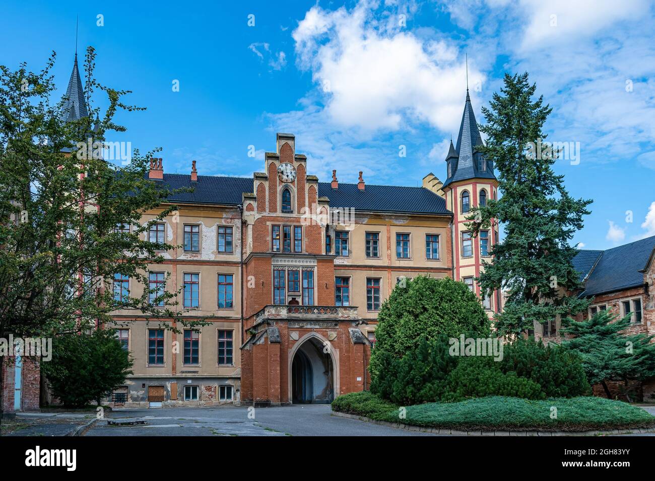 BZENEC, TSCHECHISCHE REPUBLIK - 26. Aug 2021: Eine szenische Aufnahme des Schlosses in der Weinstadt Bzenec, umgeben von einem schönen Garten Stockfoto
