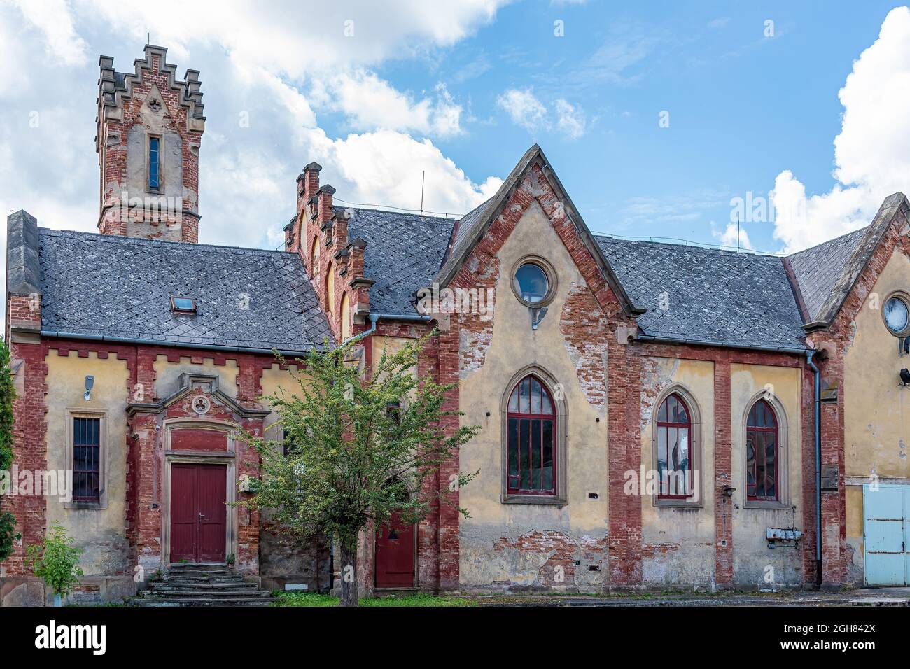 BZENEC, TSCHECHISCHE REPUBLIK - 19. Aug 2021: Eine szenische Aufnahme der linken Seite des Schlosses in der Weinstadt Bzenec Stockfoto