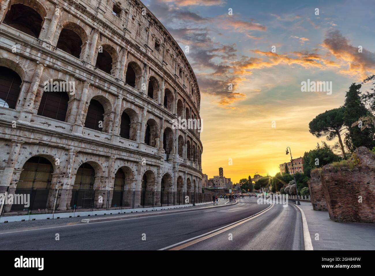 Rom Italien, Skyline der Stadt bei Sonnenuntergang am Kolosseum in Rom Stockfoto