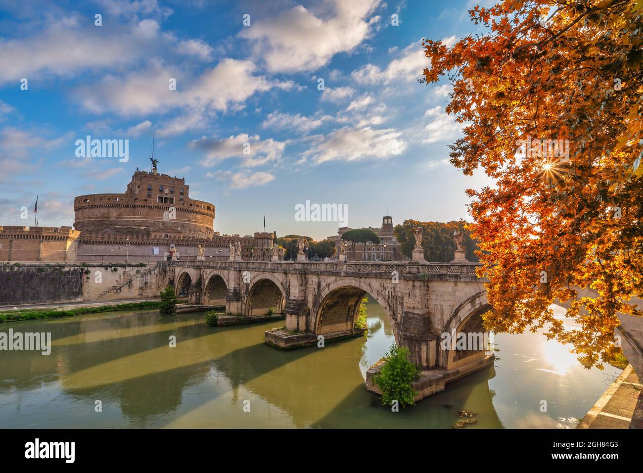 Rom Vatikan, Skyline der Stadt am Tiber und Castel Sant'Angelo mit Herbstlaub Stockfoto
