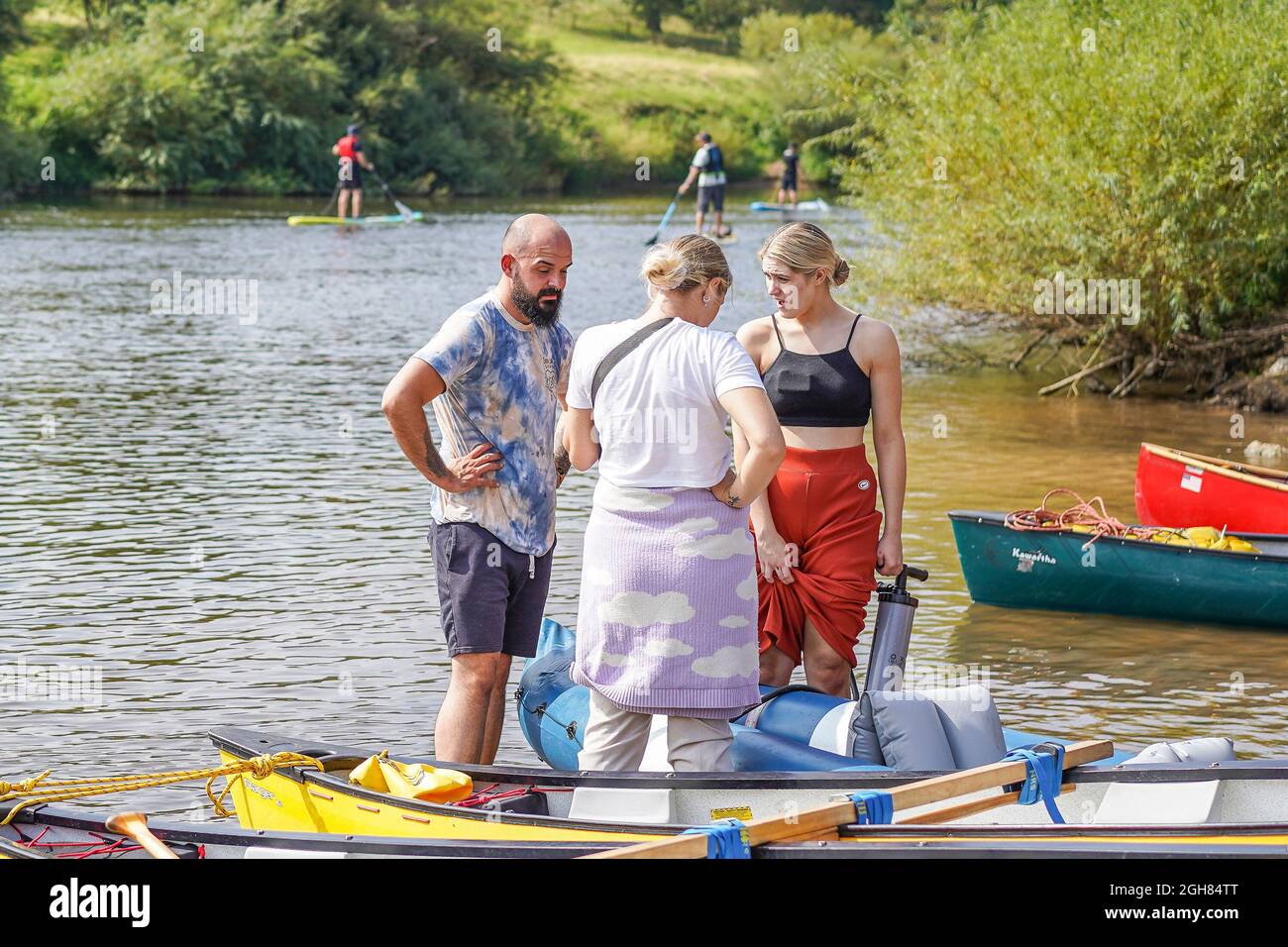 Es ist ein Sonntag und Familien sind auf dem Fluss und genießen Paddelboarding, Kanufahren und Kajakfahren. Stockfoto