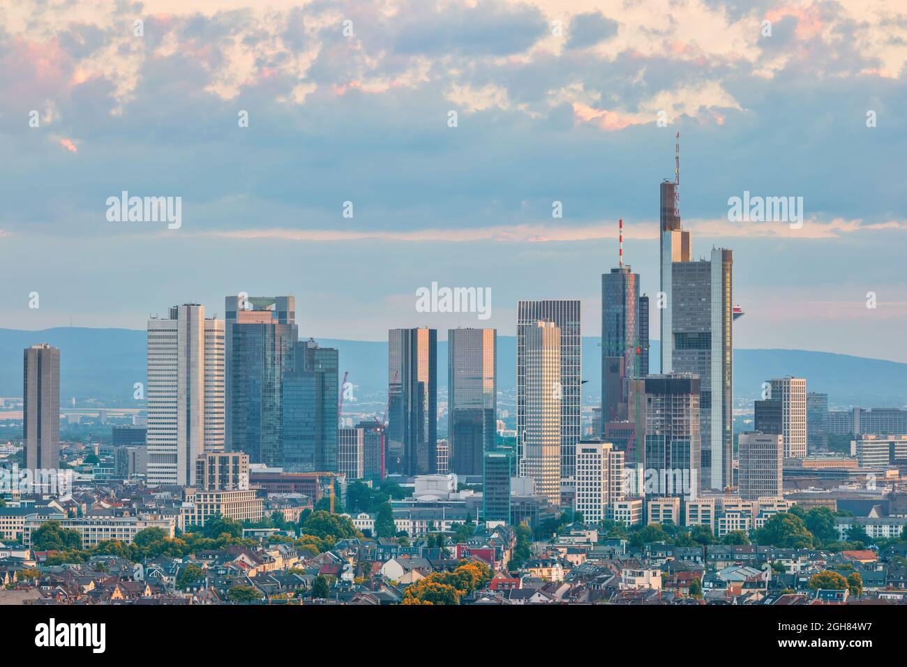 Frankfurt, Deutschland, Skyline der Stadt im Business Center mit Herbstlaub Stockfoto