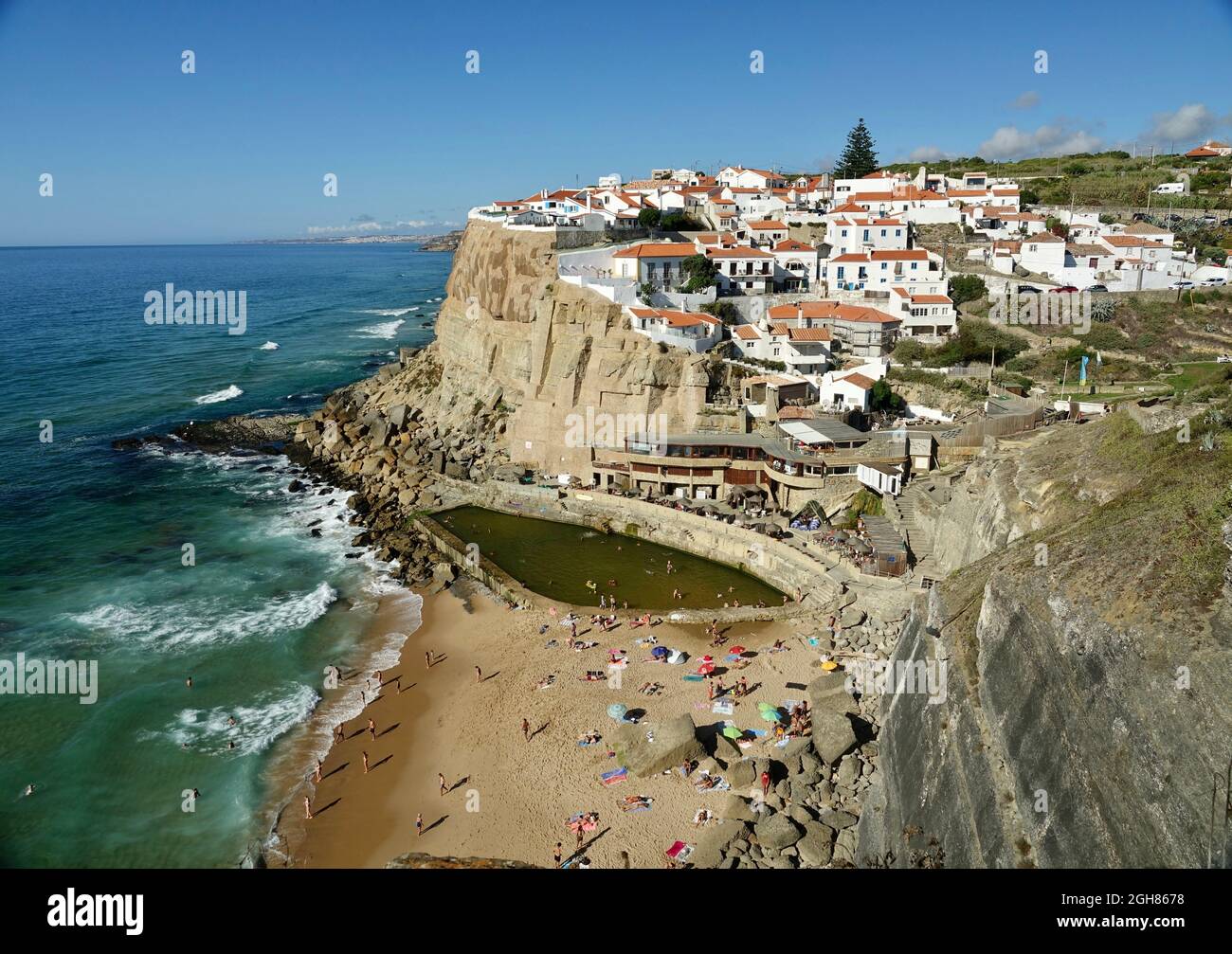 Blick von oben auf das portugiesische Dorf Azenhas do Mar auf einem Hügel und seinen fantastischen Strand im Sommer Stockfoto