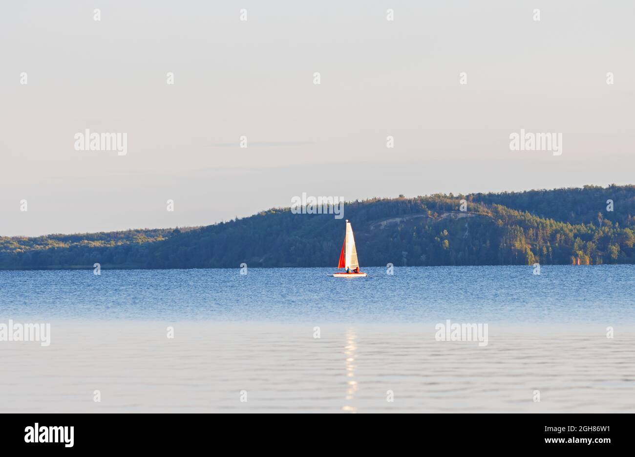 Segelboot auf dem großen Fluss Stockfoto