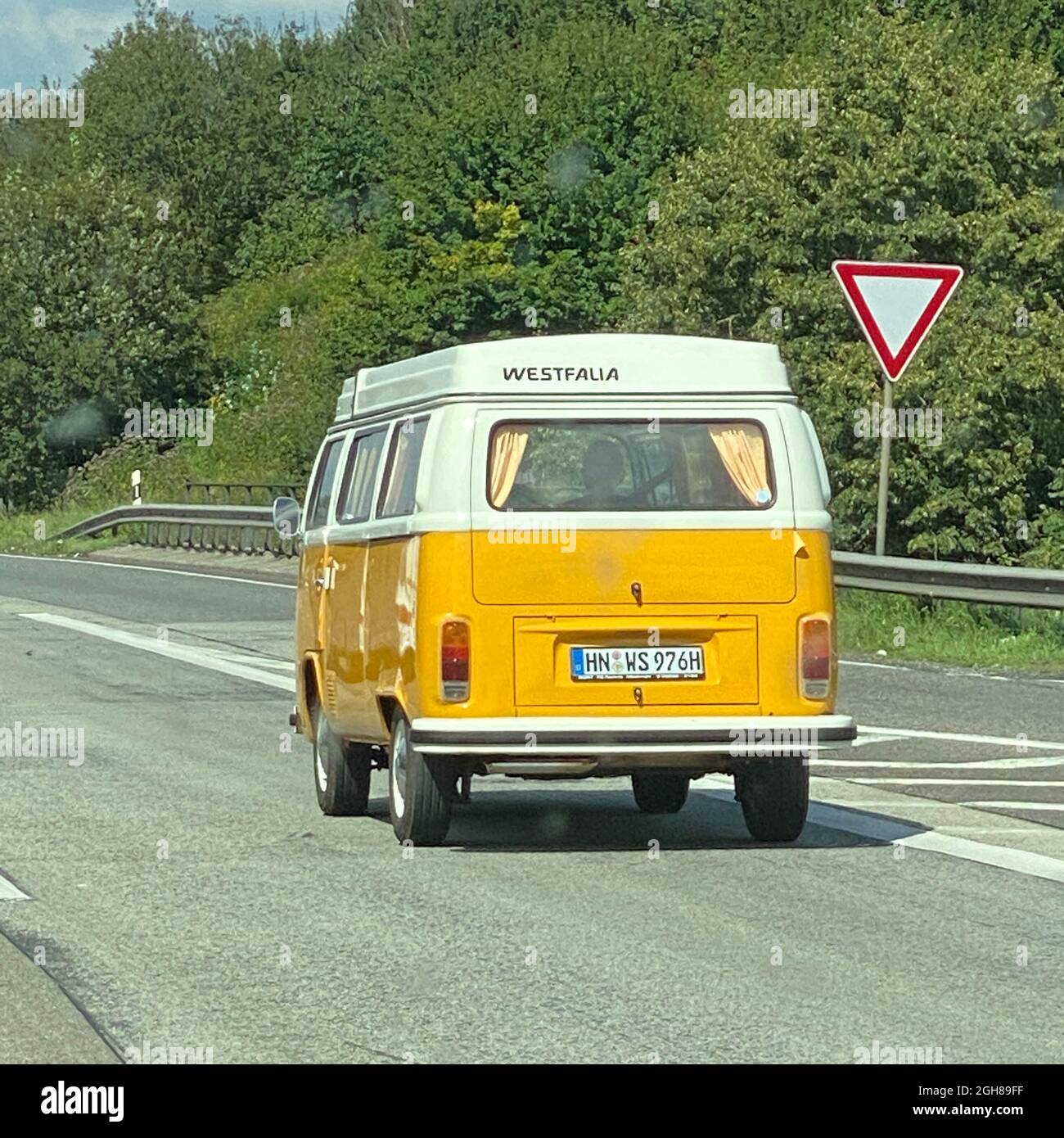Ein VW Bus T2 Westfalia Campervan aus den 70er Jahren auf der Autobahn Stockfoto