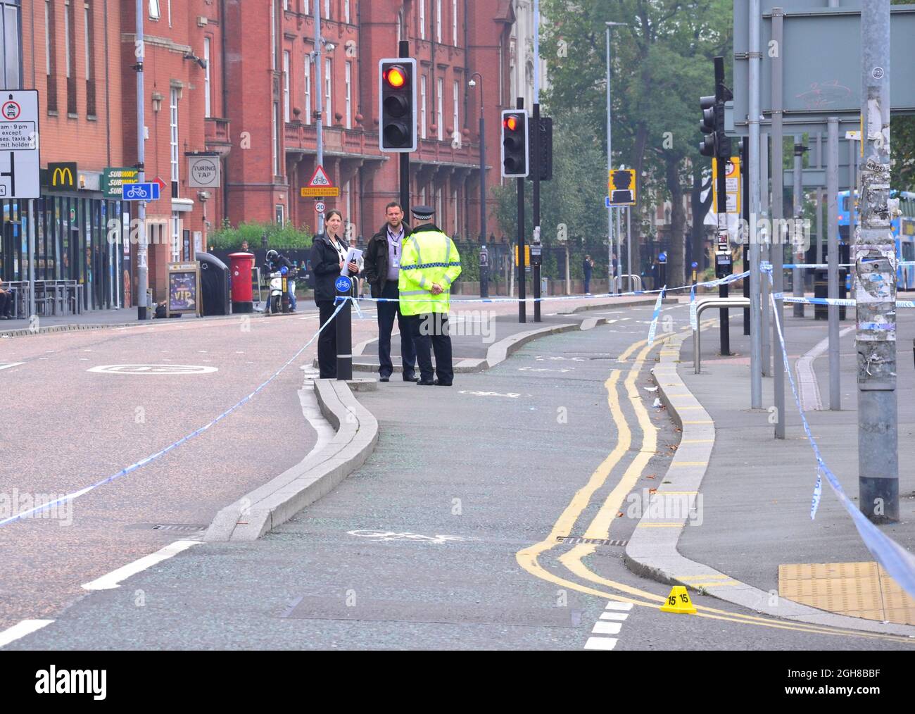 Manchester, Großbritannien, 6. September 2021. Die Polizei sperrte die Kreuzung von Oxford Road und Devas Street ab und forensische Beamte untersuchen um ein Polizeizelt herum, wobei uniformierte Beamte den Tatort bewachen. Evidenzmarker sind auf dem Boden. Die Polizei von Greater Manchester sagte: „dieser Vorfall hat dazu geführt, dass ein Mann schwere Kopfverletzungen erlitten hat.“ Einfach bekleidete Polizisten sprechen mit einem uniformierten Beamten. Quelle: Terry Waller/Alamy Live News Stockfoto