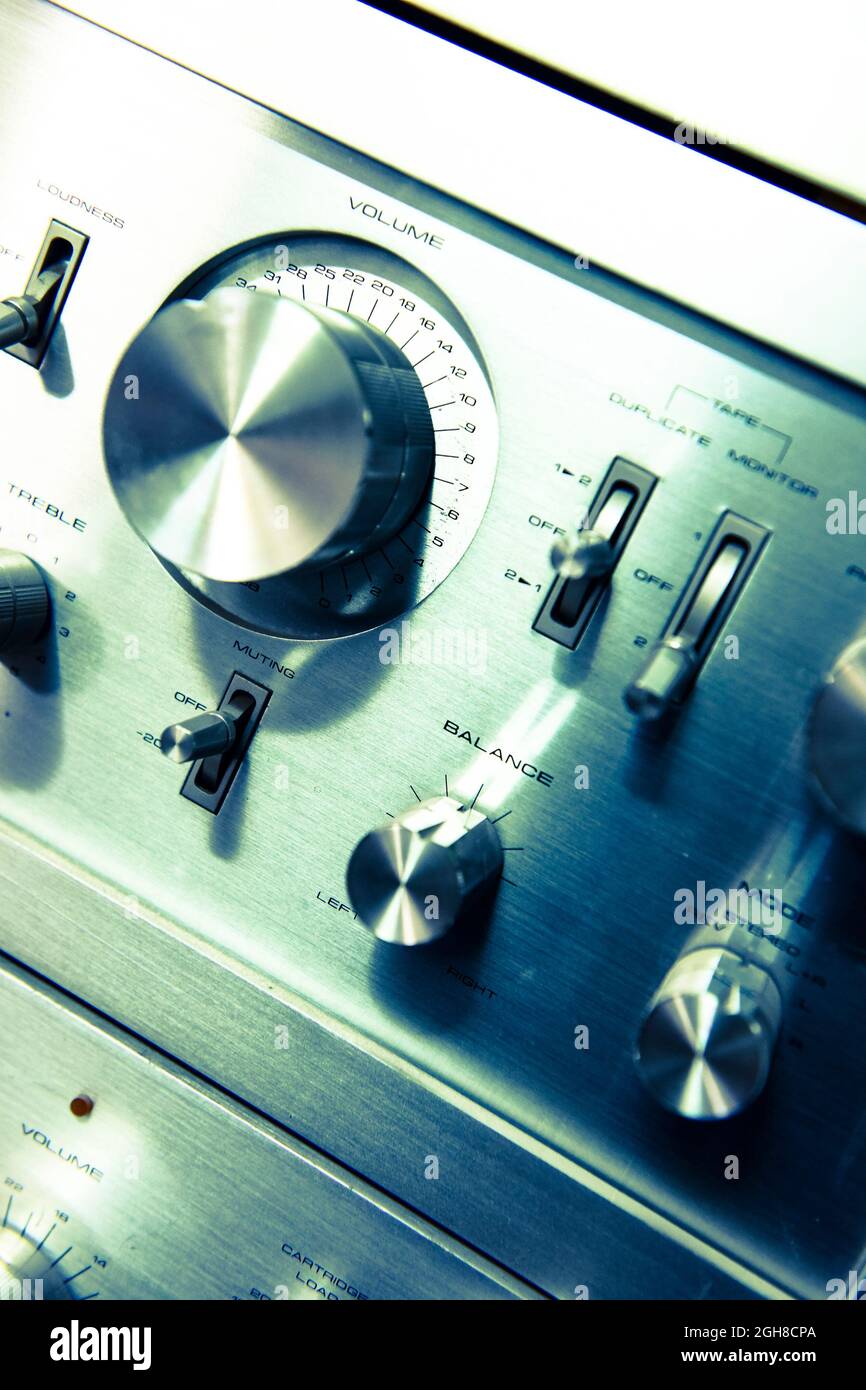 Vintage HiFi-Audiosystem, Details der Knöpfe und Metallfront. Stockfoto