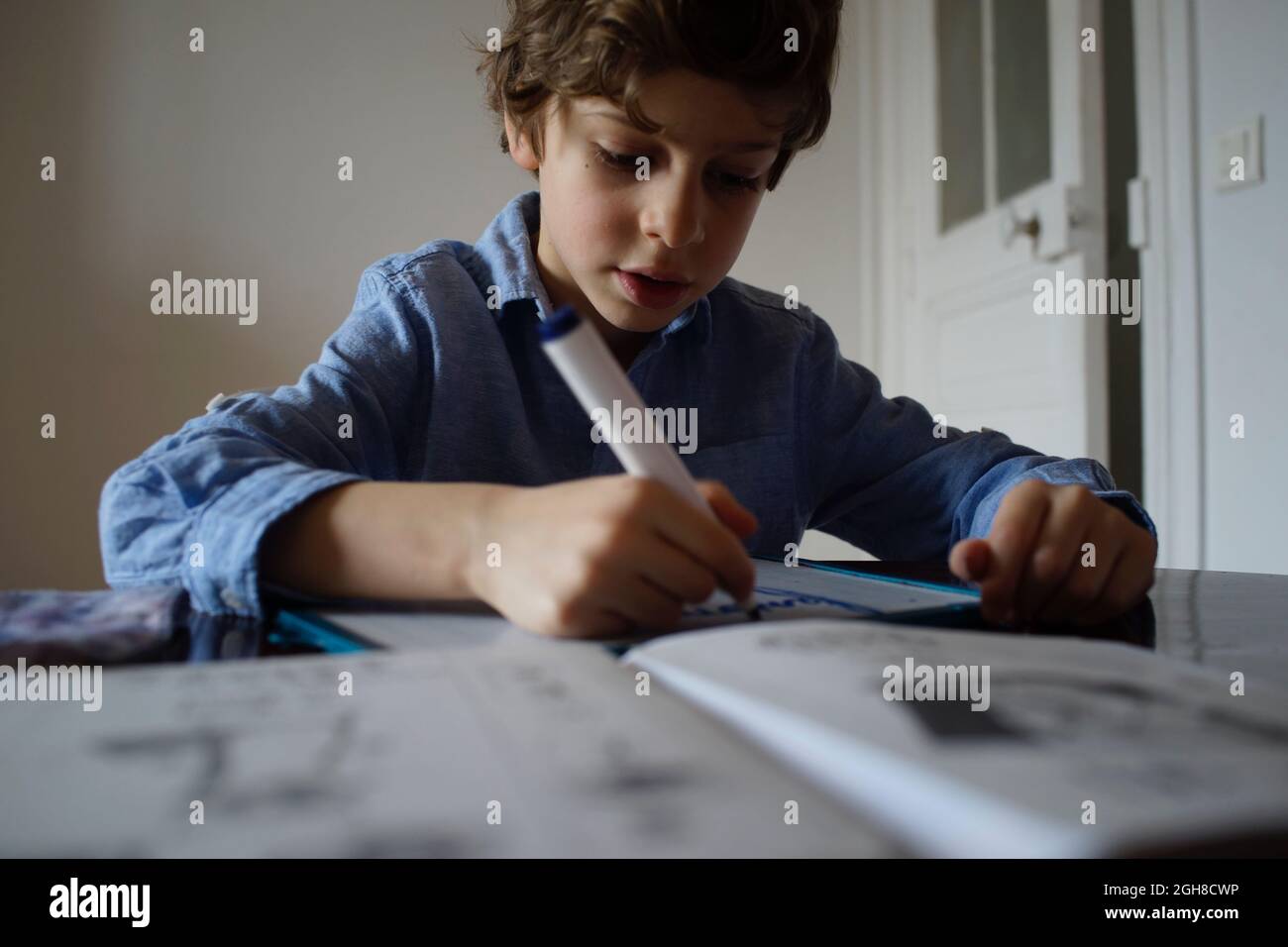 Kind, das zu Hause unterrichtet wird, kursives Schreiben lernen, Paris, Frankreich Stockfoto
