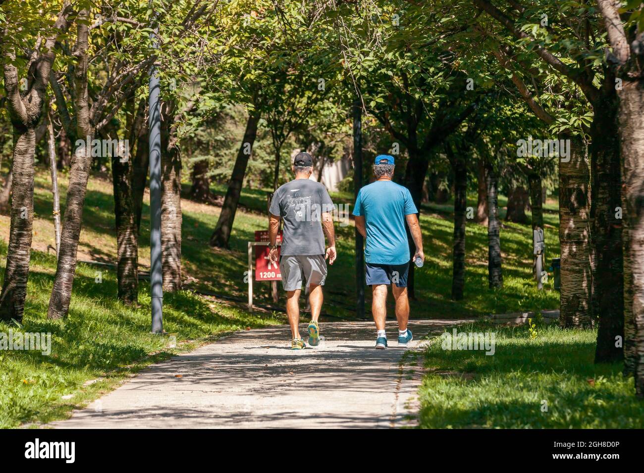 Ankara, Türkei - 02. September 2021: Zwei Erwachsene Männer, die an einem sonnigen Morgen im Park des Dİkmen-Tals in Ankara spazieren gehen. Stockfoto