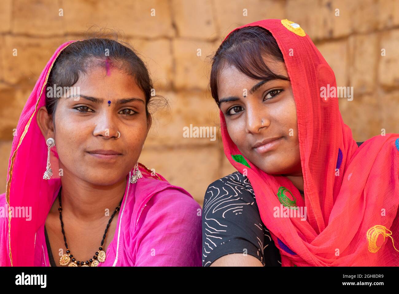 Porträt zweier indischer Frauen, Jaisalmer, Rajasthan, Indien Stockfoto