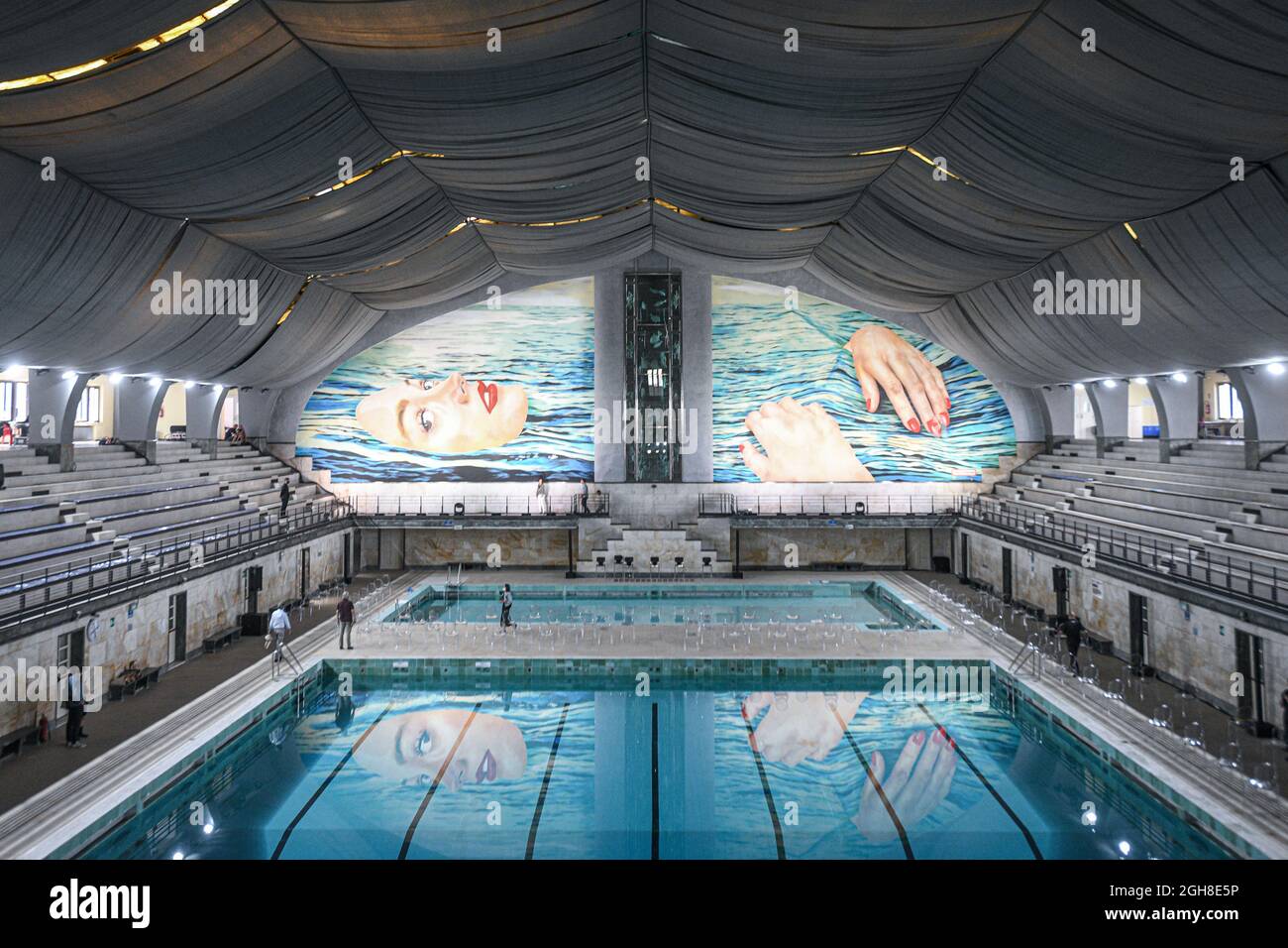 Mailand, Italien - 6. September 2021: Eröffnung der ortsspezifischen Kunstinstallation BE WATER by Toilettepaper der Künstler Maurizio Cattelan und Pierpaolo Ferrari im städtischen Schwimmbad Piscina Cozzi Credit: Piero Cruciatti/Alamy Live News Stockfoto