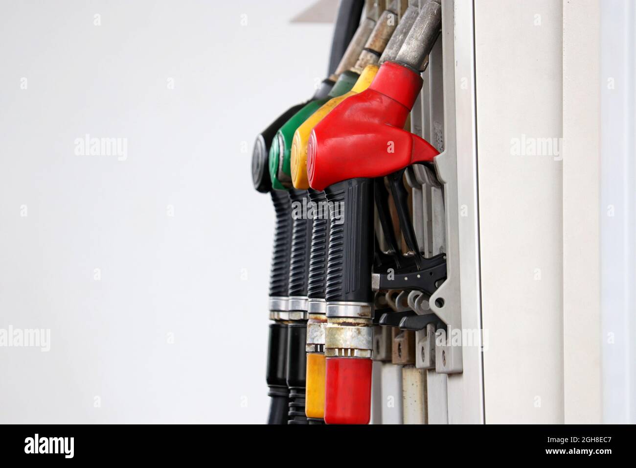 Benzinschläuche an der Tankstelle in einer Reihe. Tankstelleservice Stockfoto