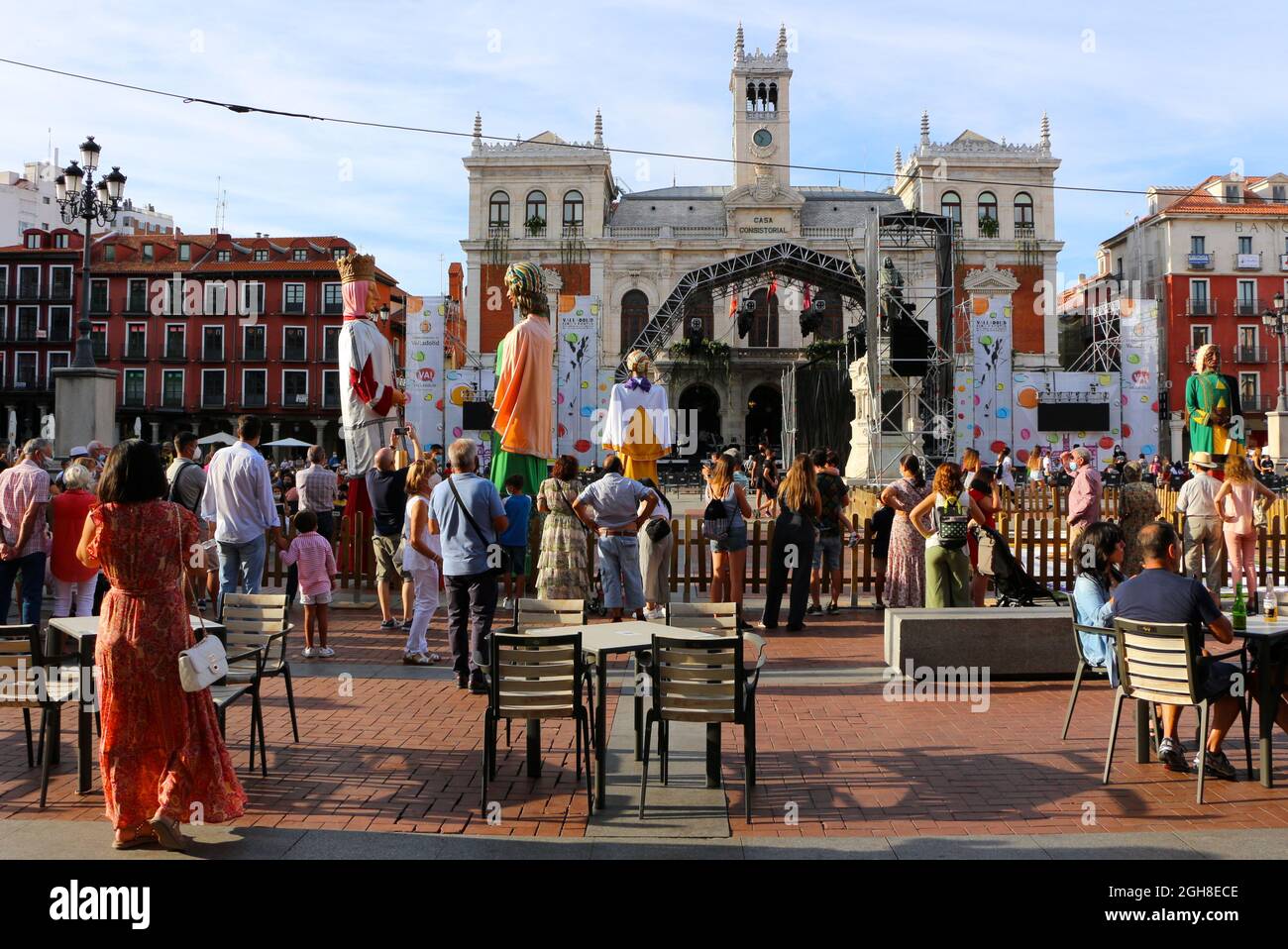 Big Heads oder Cabezudos auf dem Hauptplatz während der Septemberpartys in Valladolid Kastilien und Leon Spanien Stockfoto